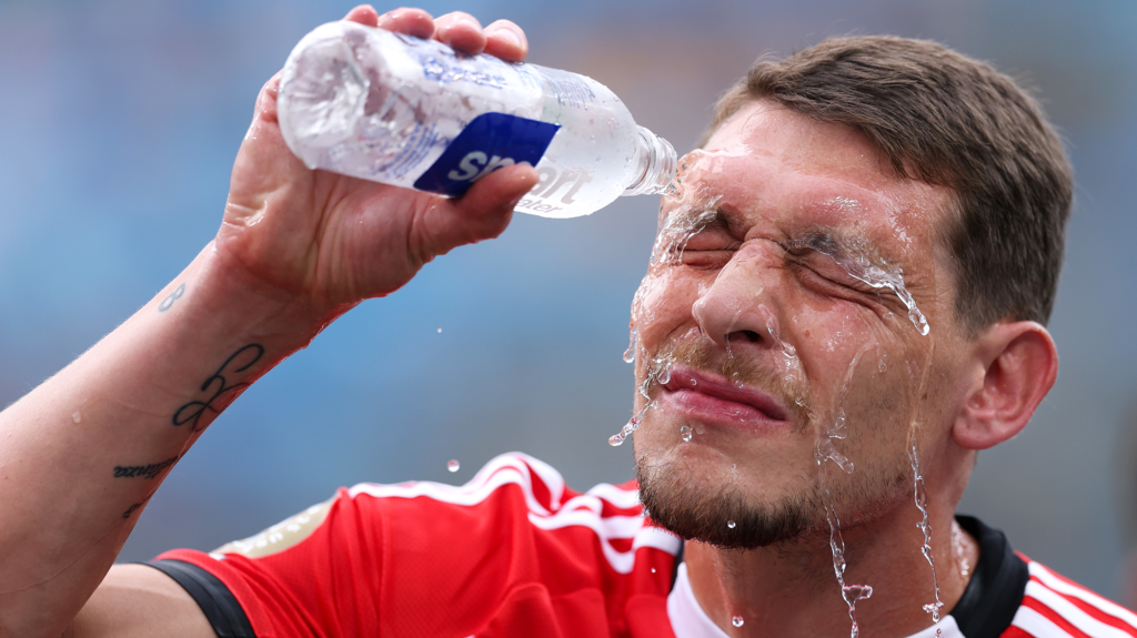 Andrea Belotti of SL Benfica pours water on his face during the 2025 FIFA World Cup.