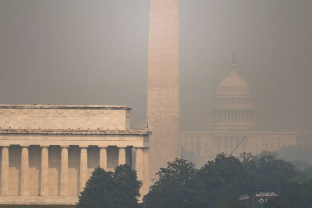 The US Capitol, Washington Monument, and Lincoln Memorial are clouded in a smoky haze.