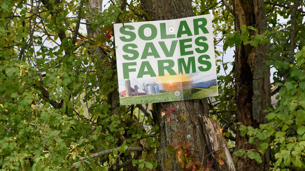 A sign that says
