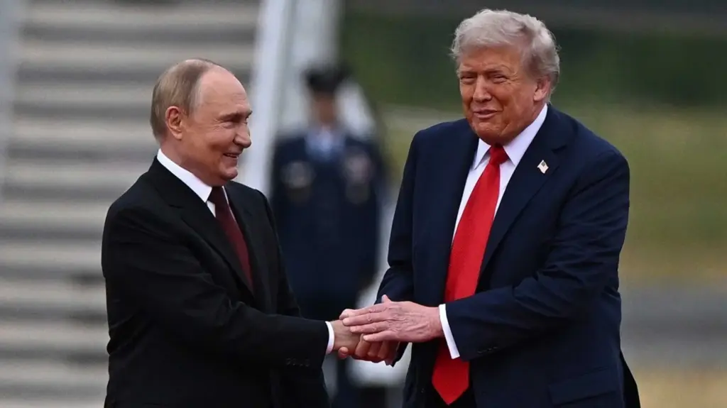 Vladimir Putin and Donald Trump shaking hands